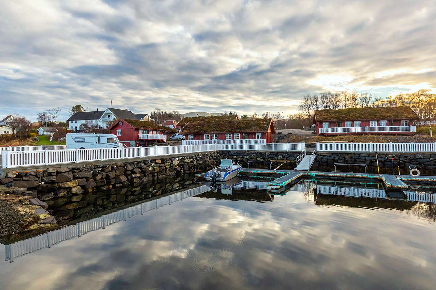 Vindex gjerde i båthavn, Atlanterhavsveien Sjøstuer, Averøy